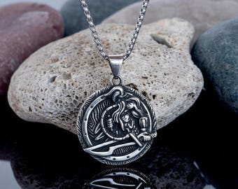 Naszyjnik Spartan Warrior Medallion – srebrny grecki hełm i wisiorek z mieczem dla mężczyzn