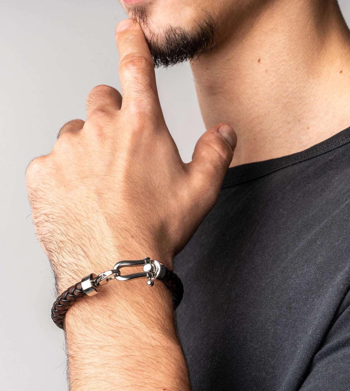 男性用編み込みブラックレザーブレスレット：18Kゴールドクラスプ