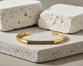 Pulseira de punho banhada a ouro: joias masculinas empilháveis com cristais gravados