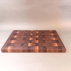 Holzbrett mit Nussbaumholz