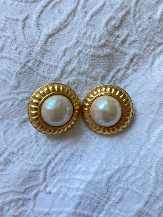 Vintage CARLISLE Gold Faux Pearl Clip-On Earrings.