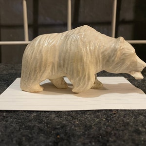 Geschnitzter versteinerter Knochen? Bär mit Fisch Ron Ekemo Eskimo Inuit Kunstwerk 2,5 &quot;Hx4,5&quot; L