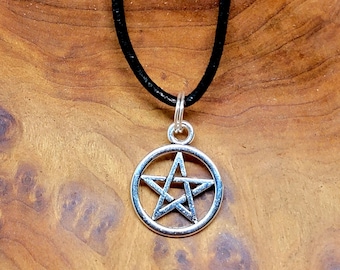 PENTACLE necklace / pendant / charm --- About 1" tall x 3/4" Wide -- Lead and Nickle Free --- (com, #pendB0203103Q)