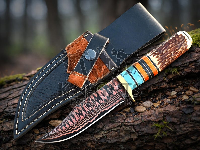 Cuchillo de caza de acero de Damasco de cobre hecho a mano: mango de palisandro, funda de cuero. Dragon Stag knife