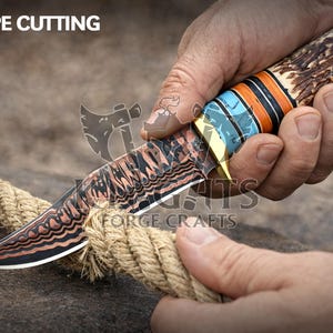 Cuchillo de caza de acero de Damasco de cobre hecho a mano: mango de palisandro, funda de cuero. imagen 14
