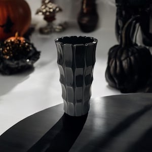 Jarrón de columna con paneles de vidrio negro y diseño de Suzanne en forma de tiara vintage / Jarrón de amatista negra / Decoración de Halloween