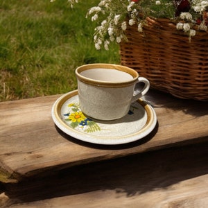 Vintage Mikasa Stone Manor Gelb Daisy Melissa Muster Tassen und Untertassen - 2er-Set - Retro 1970er Jahre Blumen Tee Kaffeetassen Cottage Küche