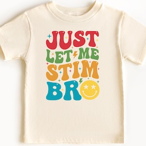 K&ouml;nnte beinhalten: Ein hellbeiges T-Shirt mit einer bunten Grafik, auf der "Just Let Me Stim Bro" mit einem Smiley steht.