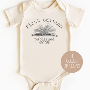 First Edition Onesie®, regalo per baby shower, annuncio di nascita, regalo per amanti dei libri, regalo per mamma bibliotecaria, regalo per neonato bibliotecario, neonato amante dei libri