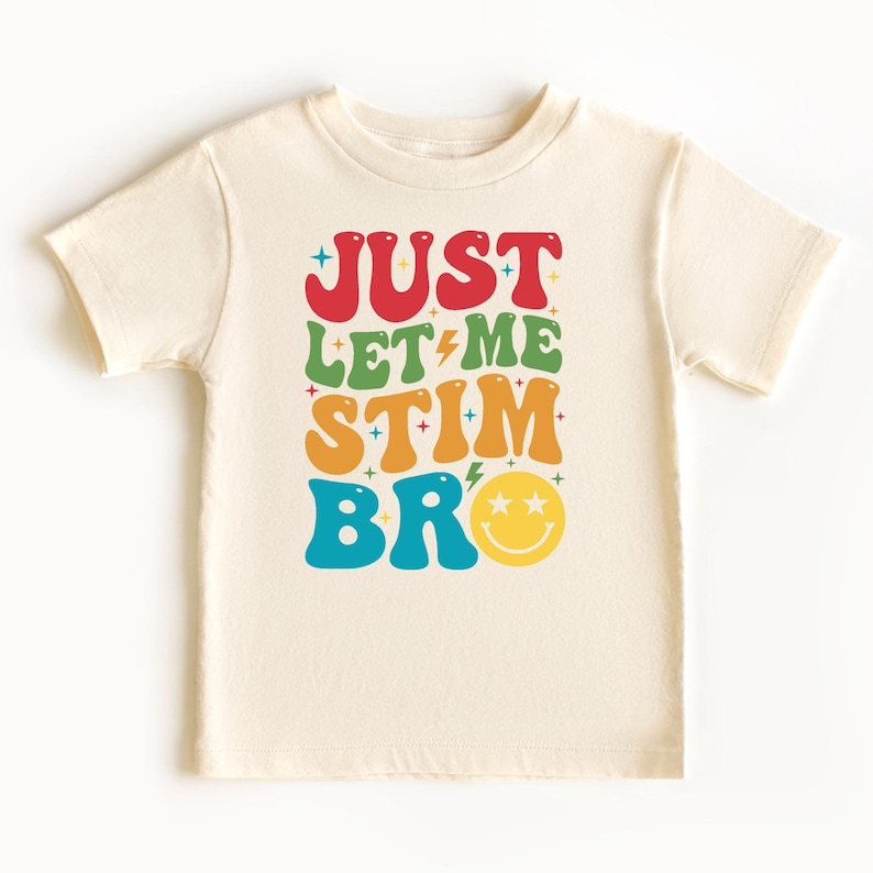 K&ouml;nnte beinhalten: Ein hellbeiges T-Shirt mit einer bunten Grafik, auf der "Just Let Me Stim Bro" mit einem Smiley steht.