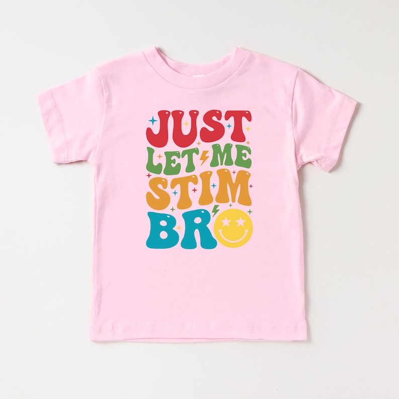 K&ouml;nnte beinhalten: Rosafarbenes T-Shirt f&uuml;r Kleinkinder mit einer Retro-Grafik, auf der "Just Let Me Stim Bro" in bunten Buchstaben mit einem Smiley steht.