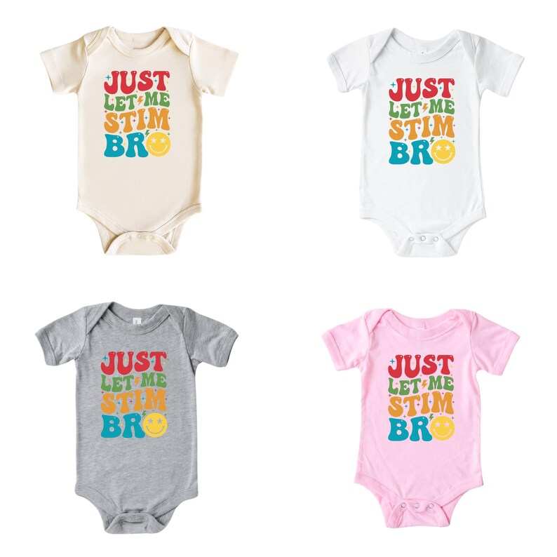 K&ouml;nnte beinhalten: Vier Baby-Bodys in verschiedenen Farben mit dem Text "Just Let Me Stim Bro" in Regenbogenfarben und einem gelben Smiley. Die Bodys sind in Wei&szlig;, Grau, Rosa und Beige.