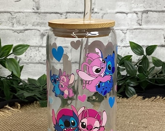 Bonita taza de vidrio Stitch de 16 oz, rosa y azul, con tapa de bambú y pajita de vidrio.