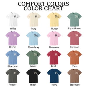 K&ouml;nnte beinhalten: Eine Farbkarte mit T-Shirts in verschiedenen Farben: Wei&szlig;, Elfenbein, Butter, Hellgr&uuml;n, Orchidee, Chambray, Bl&uuml;te, Karmesinrot, Jeansblau, Moos, Ziegel, Yam, Pfeffer, Schwarz, Marine und Espresso. Der Text "COMFORT COLORS COLOR CHART" steht oben.