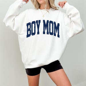 Sudadera para mamá de niño, estilo universitario retro, cuello redondo, regalo para mamá de niños, suéter unisex para mamá osa. imagen 5