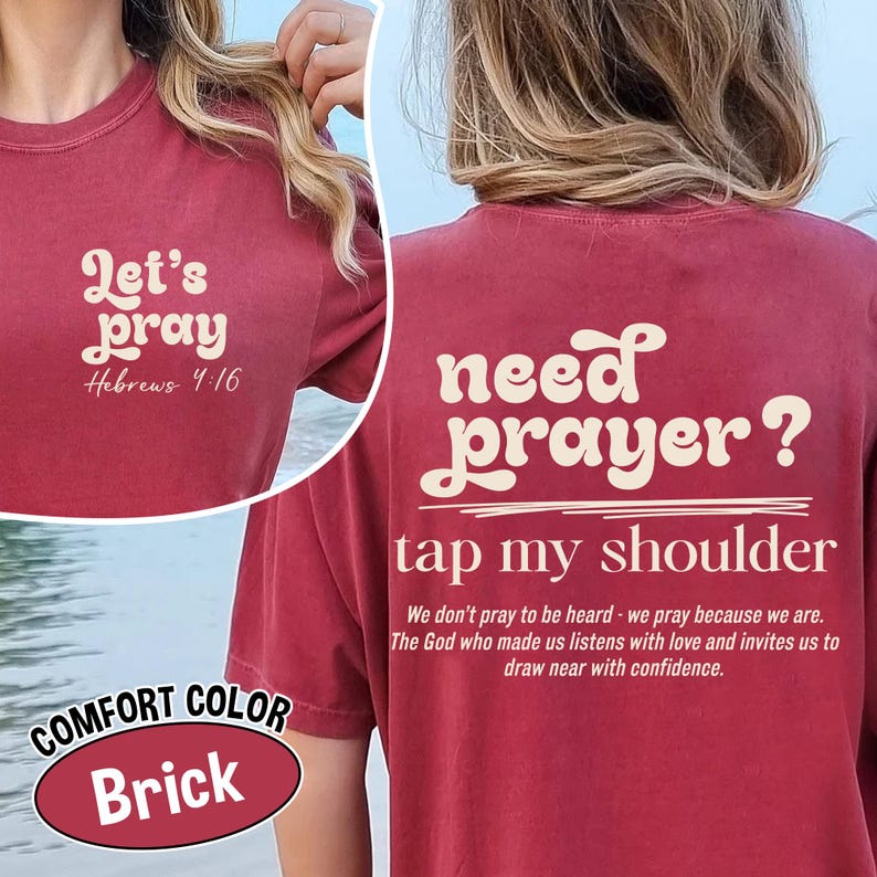 K&ouml;nnte beinhalten: Ziegelrotes T-Shirt mit dem Text "Let's pray" und "Hebrews 4:16" auf der Vorderseite. Auf der R&uuml;ckseite des Shirts steht "need prayer? tap my shoulder" mit einem Zitat darunter. Das Shirt ist mit "Comfort Color" gekennzeichnet.