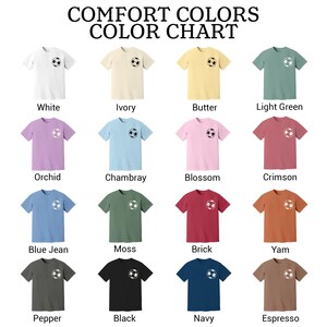 K&ouml;nnte beinhalten: Eine Farbkarte von Comfort Colors T-Shirts in verschiedenen Farbt&ouml;nen, darunter Wei&szlig;, Elfenbein, Butter, Hellgr&uuml;n, Orchidee, Chambray, Bl&uuml;te, Karmesinrot, Blue Jean, Moos, Ziegel, Yam, Pfeffer, Schwarz, Marine und Espresso. Jedes Shirt hat eine Fu&szlig;ballgrafik.