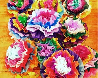 Könnte beinhalten: Eine Sammlung bunter Seidenpapierblumen in den Farben Rosa, Lila, Blau, Grün und Gelb. Die Blumen sind in einer Gruppe angeordnet und haben ein geschichtetes, gekräuseltes Aussehen.