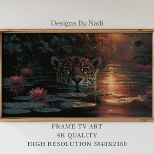 Puede incluir: Una obra de arte enmarcada representa un jaguar en un estanque con nenúfares y flores. La cabeza del jaguar emerge del agua. La obra tiene un marco dorado y el texto "Designs By Nadi", "FRAME TV ART", "4K QUALITY" y "HIGH RESOLUTION 3840X2160".