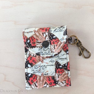 Lipgloss-Halter - großer oder kurzer, isolierter Schlüsselanhänger, Vintage-inspirierte Motte, cremefarbenes Lippenbalsam-Etui, Kartenetui mit Druckknopf und drehbarem Clip