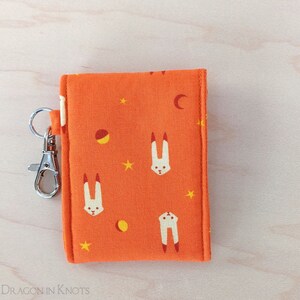 Kaninchen Orange Lipgloss Halter - Celestial Bunnies, Hohe oder Kurze Tasche, Drehbarer Clip Schlüsselbund, Mini Essentials Case, Stern und Mond