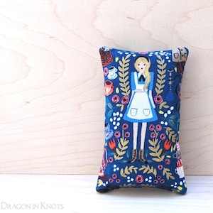 Estuche para pañuelos de viaje Wonderland: funda para pañuelos de bolsillo azul de Alicia, estuche para pañuelos faciales de tela de algodón para llevar, regalo literario, conejo blanco
