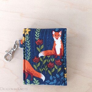 Fox Mini Essentials Pouch - Dunkelblauer Lippenbalsamhalter mit Druckknopfverschluss, Waldtiere