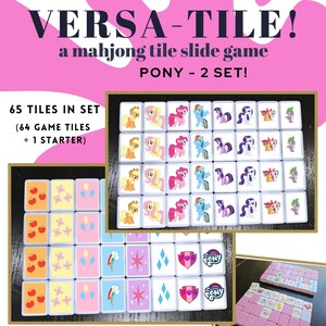 Könnte beinhalten: Ein Set mit 65 Mahjong-Steinen zum Thema My Little Pony. Die Steine sind weiß mit bunten Bildern der Ponys. Das Set enthält 64 Spielsteine und 1 Startstein. Die Steine sind in einem Gittermuster angeordnet. Der Text "VERSA-TILE! a mahjong tile slide game PONY - 2 SET!" befindet sich oben im Bild. Der Text "TRINKETS BY CAMBER" befindet sich unten im Bild. Der Text "MAHJONG TILES (REG SIZE) COME IN PINK, GREEN, BLUE AND BLACK" befindet sich unten im Bild.