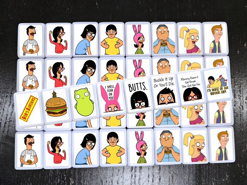 K&ouml;nnte beinhalten: Ein Satz von 25 quadratischen Kacheln mit Figuren aus der Zeichentrickserie Bob's Burgers. Jede Kachel zeigt eine andere Figur oder einen anderen Spruch aus der Serie, darunter "Bob's Burgers", "I Smell Fear On You", "Butts", "Buckle It Up Or You'll Die" und "Mommy Doesn't Get Drunk She Just Has Fun".