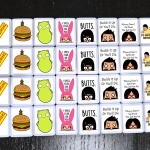 K&ouml;nnte beinhalten: Ein Satz von 16 wei&szlig;en quadratischen Kacheln mit verschiedenen Bildern und Texten aus der Zeichentrickserie Bob's Burgers. Die Bilder zeigen einen Burger, ein Kaninchen, einen gr&uuml;nen Au&szlig;erirdischen und eine Frau mit schwarzen Haaren. Der Text beinhaltet "Bob's Burgers", "I Smell Fear On You", "Butts", "Buckle It Up Or You'll Die", "Mommy Doesn't Get Drunk She Just Has Fun", und "I'm Hole Of An Badoor Kid!"