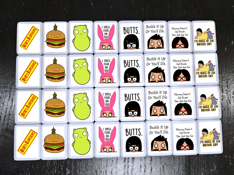 K&ouml;nnte beinhalten: Ein Satz von 16 wei&szlig;en quadratischen Kacheln mit verschiedenen Bildern und Texten aus der Zeichentrickserie Bob's Burgers. Die Bilder zeigen einen Burger, ein Kaninchen, einen gr&uuml;nen Au&szlig;erirdischen und eine Frau mit schwarzen Haaren. Der Text beinhaltet "Bob's Burgers", "I Smell Fear On You", "Butts", "Buckle It Up Or You'll Die", "Mommy Doesn't Get Drunk She Just Has Fun", und "I'm Hole Of An Badoor Kid!"