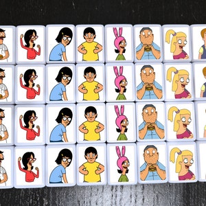 K&ouml;nnte beinhalten: Ein Set mit 24 quadratischen Kacheln mit Comicfiguren aus der Zeichentrickserie Bob's Burgers. Jede Kachel zeigt einen anderen Charakter, darunter Bob, Linda, Tina, Gene, Louise, Teddy und Mr. Fischoeder. Die Kacheln sind wei&szlig; mit schwarzen Umrissen und eignen sich perfekt zum Spielen oder zum Dekorieren des Zimmers eines Fans.