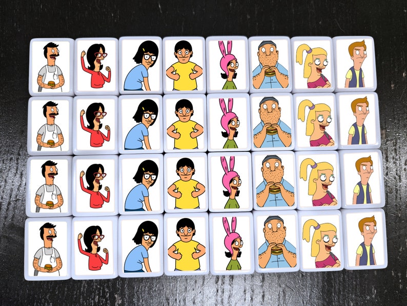 K&ouml;nnte beinhalten: Ein Set mit 24 quadratischen Kacheln mit Comicfiguren aus der Zeichentrickserie Bob's Burgers. Jede Kachel zeigt einen anderen Charakter, darunter Bob, Linda, Tina, Gene, Louise, Teddy und Mr. Fischoeder. Die Kacheln sind wei&szlig; mit schwarzen Umrissen und eignen sich perfekt zum Spielen oder zum Dekorieren des Zimmers eines Fans.