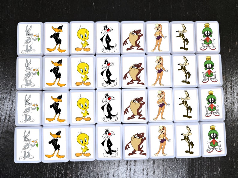 Może przedstawiać: Zestaw prostokątnych płytek z postaciami Looney Tunes. Płytki przedstawiają Kr&oacute;lika Bugsa, Kaczora Duffy'ego, Tweety'ego, Sylwestra Kota, Taz, Lolę Bunny, Wile'a E. Coyote i Marvina the Martian. Płytki mają białe tło i jasnoniebieską obw&oacute;dkę.
