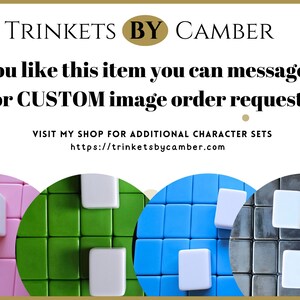 Puede incluir: Cuatro juegos de azulejos cuadrados en rosa, verde, azul y gris. Cada juego tiene un azulejo cuadrado blanco en el centro. El texto "TRINKETS BY CAMBER" est&aacute; en la parte superior de la imagen. El texto "Si te gusta este art&iacute;culo, puedes enviarme un mensaje para solicitudes de pedidos de im&aacute;genes personalizadas" est&aacute; debajo del logotipo. El texto "VISITA MI TIENDA PARA CONJUNTOS DE CARACTERES ADICIONALES" est&aacute; debajo de la imagen. El texto "https://trinketsbycamber.com" est&aacute; debajo del texto anterior.