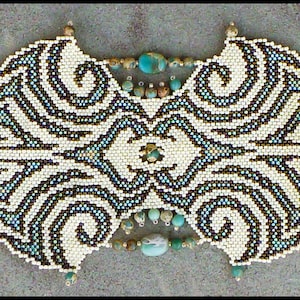 Könnte beinhalten: Ein weißes und blaues Armband mit geometrischem Muster und türkisfarbenen Steinen.