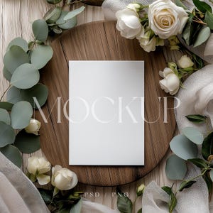 Mockup de convite de casamento - Mockup de chá de bebê 5x7 - Mockup de convite de casamento de rosas - PSD Smart Object - Mockup de cartão de felicitações floral PNG