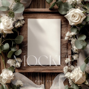 Mockup de convite de casamento - Mockup de chá de bebê 5x7 - Mockup de convite de casamento de rosas - PSD Smart Object - Mockup de cartão de felicitações floral PNG