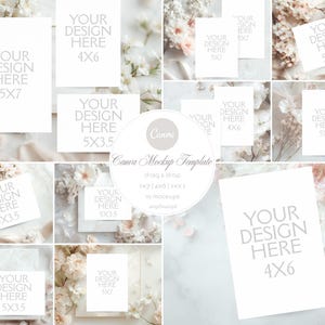 Puede incluir: Plantilla de maqueta con tarjetas blancas de varios tamaños, 5x7 y 4x6 pulgadas, con detalles florales. Las tarjetas muestran el texto "YOUR DESIGN HERE". Un círculo indica "Canva Mockup Template".