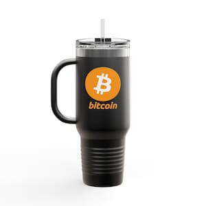 Puede incluir: Taza de viaje de acero inoxidable negro con asa y pajita. La taza tiene un logotipo de bitcoin blanco en un círculo naranja con la palabra "bitcoin" debajo.