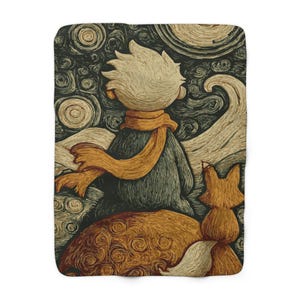 Puede incluir: Una manta rectangular de forro polar sherpa con esquinas redondeadas, que representa un personaje con una bufanda amarilla y un zorro bajo un cielo estrellado. La ilustración está en tonos cálidos.