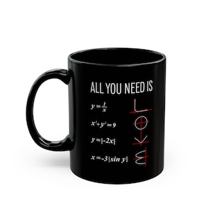 Puede incluir: Taza de café negra con texto blanco que dice "ALL YOU NEED IS" y ecuaciones matemáticas que deletrean "LOVE".