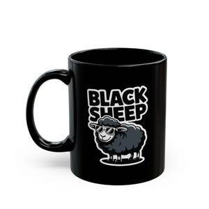 Puede incluir: Taza de cerámica negra con las palabras "BLACK SHEEP" en blanco sobre una ilustración de dibujos animados de una oveja negra con gafas de sol. La taza tiene un asa curva y un acabado brillante.