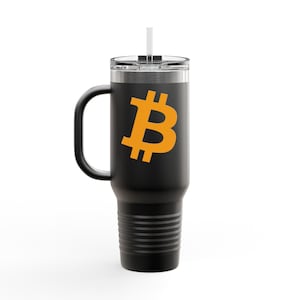 Puede incluir: Taza de viaje de acero inoxidable negro con asa negra y tapa. La taza tiene un gran símbolo de Bitcoin naranja en la parte delantera.