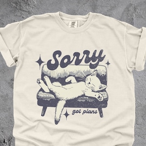 Vintage Cat Sorry Got Plans TShirt | Retro zniszczony graficzny T-shirt | Zabawny leniwy koci T-shirt | Prezent dla miłośnika kotów | Koszulki z memami Y2k, prezenty dla mam