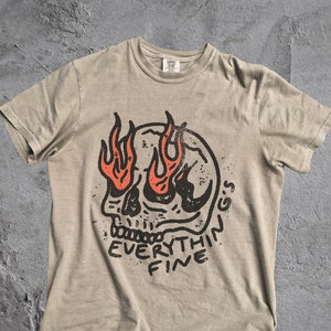 Vintage alles fein Schädel-TShirt | Retro grafisches T-Shirt | Mama Muttertagsgeschenk | Lustiges Meme Tees | Edgy Rebel Boho Fit | Krankenschwester Angst