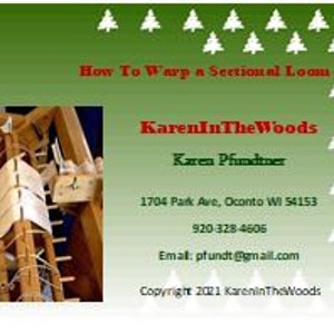 Peut inclure: Un fond vert avec des arbres de Noël blancs et le texte "How To Warp a Sectional Loom". Le texte "KarenInTheWoods" est en rouge. Une photo d'un métier à tisser en bois est à gauche. Coordonnées ci-dessous.