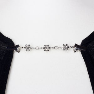 Cardigan clasp - Triple flower silver sweater chain clip | Pashmina shawl fastening | Clothing Cinch clip | Floral Cardigan guard