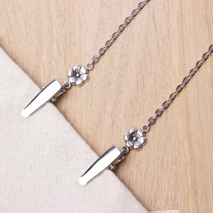 Serviettenclip-Kette mit silberfarbenen Blümchen | Serviettenhalter Schnur | Serviettenhalskordel | Foodie Geschenk | Esszubehör | Maskenhalter Kette