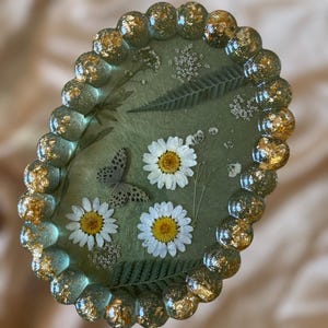 Daisy Trinket Tray, White Floral Resin Jewelry Tray, green tray, jewelry tray, Resin Tray, Decorative Tray, Vanity Tray, gifts for her
